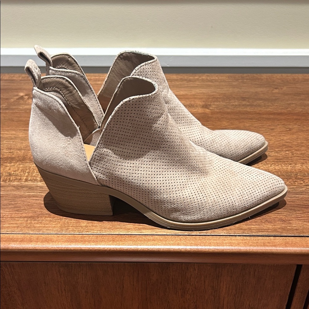 Universal Thread Light Beige Perforated Ankle Boo… - image 4